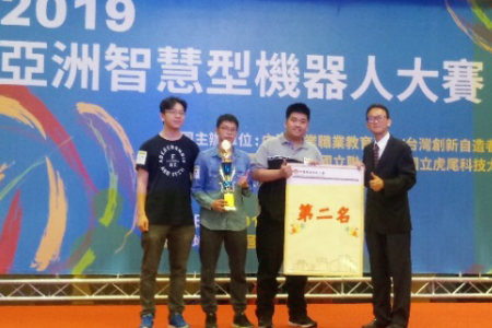 龍華科大PBL智慧機器人專班學生獲得「自走車極速挑戰賽」大專B組第二名。