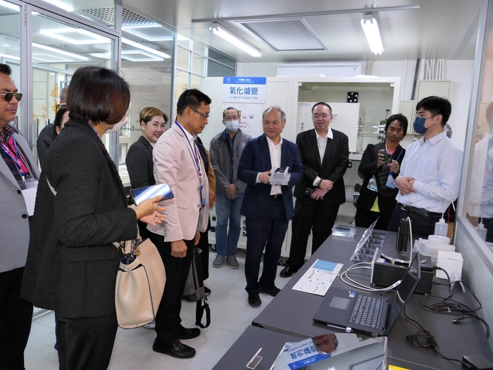 泰素拉他尼府、東協貿易協會等團體參觀龍華科大半導體元件製程中心及實驗室。