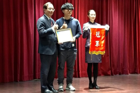 龍華科大遊戲系林煥培(中)，勇奪2018 PVQC專業英文詞彙數位多媒體類冠軍，表現出色。