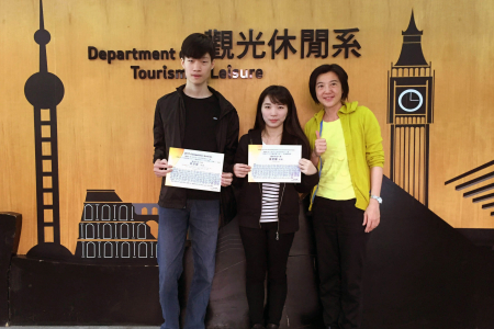 龍華科大觀光系同學阮士益(左)，獲得2018 PVQC專業英文詞彙觀光類金腦獎肯定。