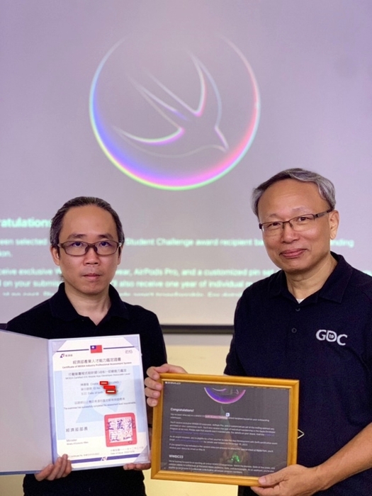 龍華科大遊戲系碩士生陳廣隆（左），由梁志雄老師指導，獲蘋果2023全球Swift Student Challenge國際大賽優選。