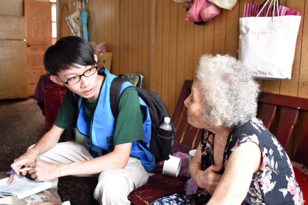 龍華科大藍鵲志工服務隊，關懷地區獨居長輩，讓他們感受到如家人般親情溫暖。