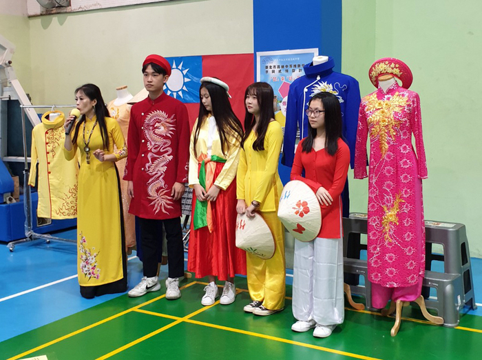 活動中呈現越南傳統服飾，讓參與學生與當地居民了解越南文化內涵。