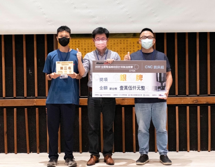 龍華科大機械系五專生劉桂全，榮獲CNC銑床組銀牌。