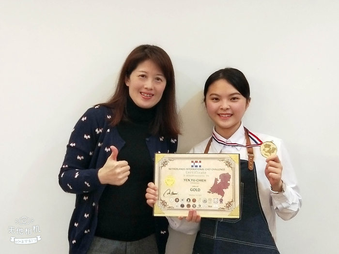 謝美婷老師指導顏妤倢獲NICC荷蘭國際餐飲挑戰賽咖啡拉花金牌。