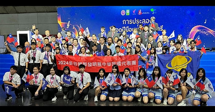 龍華教師參加曼谷國際發明展，奪下8面獎牌成績傲人。（台灣發明商品促進協會提供）