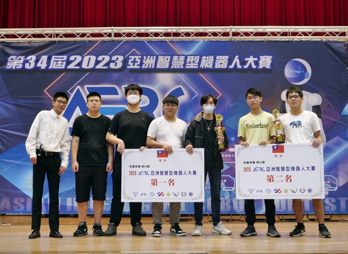 龍華學子獲AERC 亞洲智慧型機器人大賽大專組第一名、第二名。