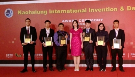 圖為龍華科大學生(左一)，以「不燙手燈具設計」，獲得高雄發明展本屆「最佳工業設計獎」。