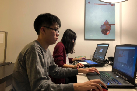 龍華科大黃芊雯及張廷睿專注學習3D動畫製作。