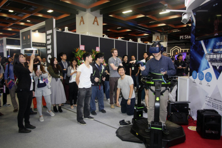 InnoVEX桃園智慧新創館，龍華科大「四合院VR」體感遊戲匯聚人氣。