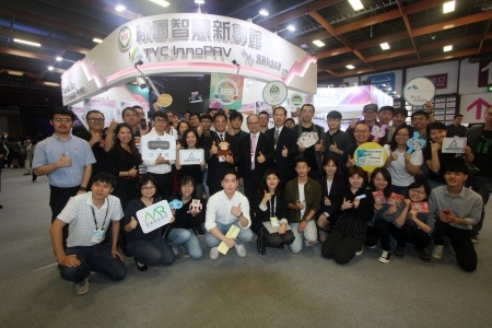 桃市青年局攜手龍華科大等30組新創團隊，InnoVEX特展匯聚人潮。